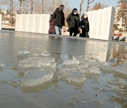 '꽁꽁 얼어붙은 분수대'