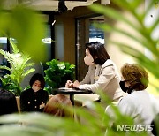 젊은 엄마들과 이야기 나누는 김혜경