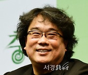 "봉준호 감독, 차기작은 美 소설 원작 SF물..로버트 패틴슨 물망"