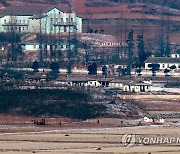 모여 있는 북한 주민들