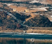임진강변에 모인 북한군