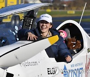 영국·벨기에 국적 10대, 세계일주 단독비행 최연소 여성 신기록