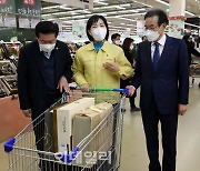 [포토] 설 선물 구입하는 전현희 국민권익위원장