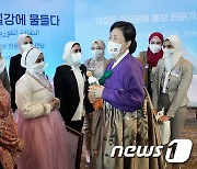 이집트 한국문화 홍보 전문가들과 대화 나누는 김정숙 여사
