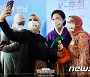 김정숙 여사 'K-문화 홍보 전문가들과'
