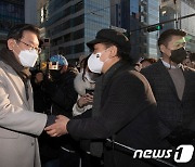 홍대소상공인번영회장과 만난 이재명 후보