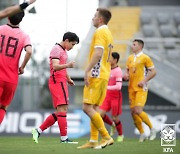 '데뷔전 데뷔골' 조영욱 "벤투 감독이 PK 지시..경쟁보다 많이 배웠다"