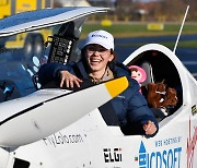 19세 소녀, 세계일주 비행 최연소 여성.. 41국 5만2000km 날아