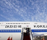 文대통령, 중동 3개국 순방 마치고 출국 "삼성·현대 파이팅"