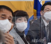 코로나19 위기대응특위 긴급점검회의 참석한 이재명