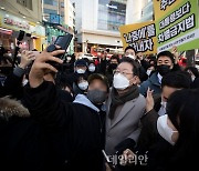 이재명, 연남동 찾아 '걸어서 민심 속으로'