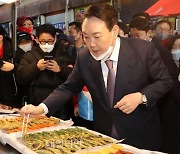 노릇노릇 익은 전 맛보는 윤석열