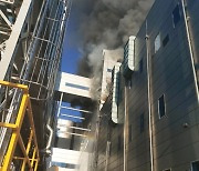 청주 이차전지 공장 폭발 화재..3명 구조·1명 고립