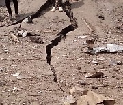 가나서 폭약 싣고가던 트럭 폭발..수십 명 사망