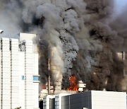 청주 에코프로비엠 공장 큰 불..고립된 1명 숨진 채 발견