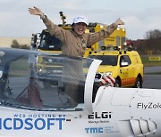 19세 러더포드, 경비행기 세계일주 성공.. 값진 2개의 기록