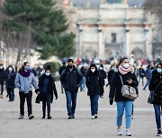 야외서 마스크 벗는 프랑스, 백신패스 없으면 식당·카페 못간다