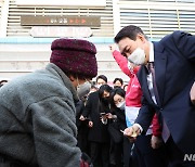 마늘 구입하는 윤석열 대선 후보