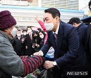 마늘 구입하는 윤석열 대선 후보