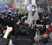 시민들에게 인사하는 이재명 후보