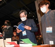 청년들의 프로젝트 전시물 살펴보는 김동연 대선 후보