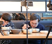 유튜버 야식이와 먹방 촬영하는 김동연 대선 후보