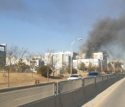 [속보] 청주 배터리공장서 큰불..경찰 "1명 구조·4명 갇혀"