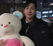 지현우, 곰인형과 꽃미소 투샷 '귀여움은 덤' [리포트:컷]