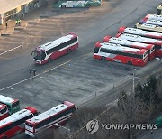 타워크레인 해체 위험반경..터미널 주차장 일부 폐쇄