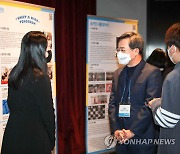 청년들의 프로젝트 전시 관람하는 김동연 후보
