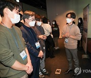 청년들의 프로젝트 전시 관람하는 김동연 후보