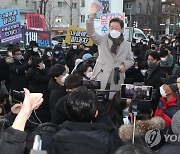 시민들에게 인사하는 이재명 대선 후보