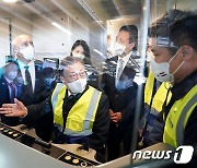 열차 운전석 탑승한 문재인 대통령