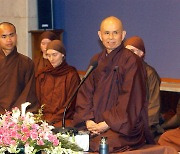 세계적 불교 지도자 틱낫한 스님 열반.. 향년 95세