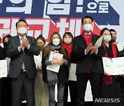 충북 청년보좌역들과 기념 촬영하는 윤석열