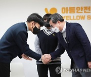 아동안전위원회 관계자들과 인사하는 김동연 대선후보