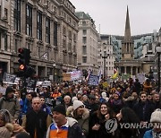 Virus Outbreak Britain Protest
