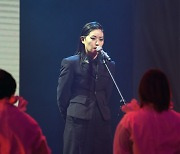 [포토]서울가요대상, '올해의 발견상' 가수 이랑의 무대