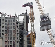 '기울어진 크레인' 추가 해체 검토..실종자 수색 재개