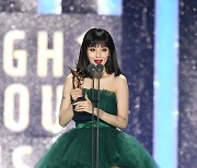 현아, 헤이즈 본상 대리 수상 "요즘 많이 아파..잘 챙기겠다" [2022 서울가요대상]