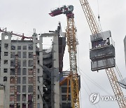 당국, '붕괴 현장' 기울어진 타워크레인 추가 해체 검토