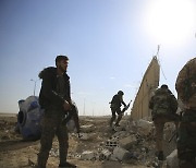 IS 잔존세력 "동료 구하겠다" 교도소 습격..130여명 사망