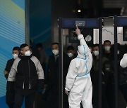 올림픽 손님 맞이 시작한 베이징..'폐쇄 루프'서도 확진 발생 '비상'