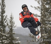 Japan Grab Snowboarding