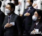 국민의례하는 윤석열·안철수 대선 후보