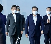 '4% 성장' 뿌듯한 문대통령..홍남기 SNS 글 공유하며 "값진 성과"