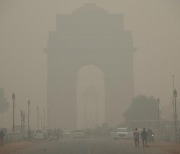 '최악 대기질 ' 인도 뉴델리, 신규 택시 25% 전기차로 전환