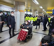 13번째 지하철 '기습 시위'..전장연·공사 갈등에 시민들 "아직도" 한숨만  [밀착취재]