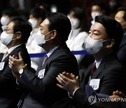 윤석열·안철수, 동계올림픽 선수단 결단식 참석