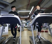 실내운동하는 축구대표팀 이재성 조규성